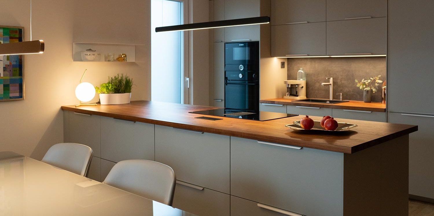 Zweizeilige Wohnküche in ruhigen Grautönen mit klarer Linienführung