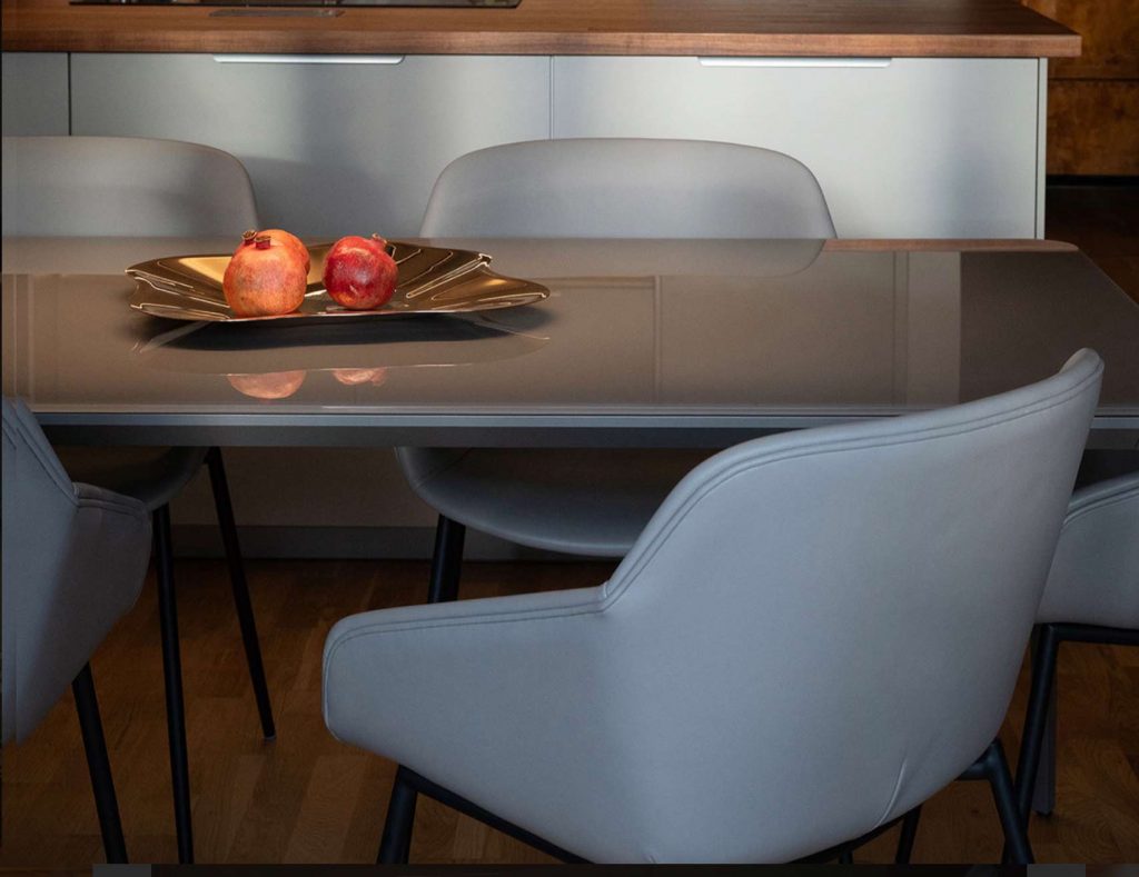 Küchenplanung und Umsetzung. Detail des Esstisches mit Schale und Stuhl im neu gestalteten Essbereich