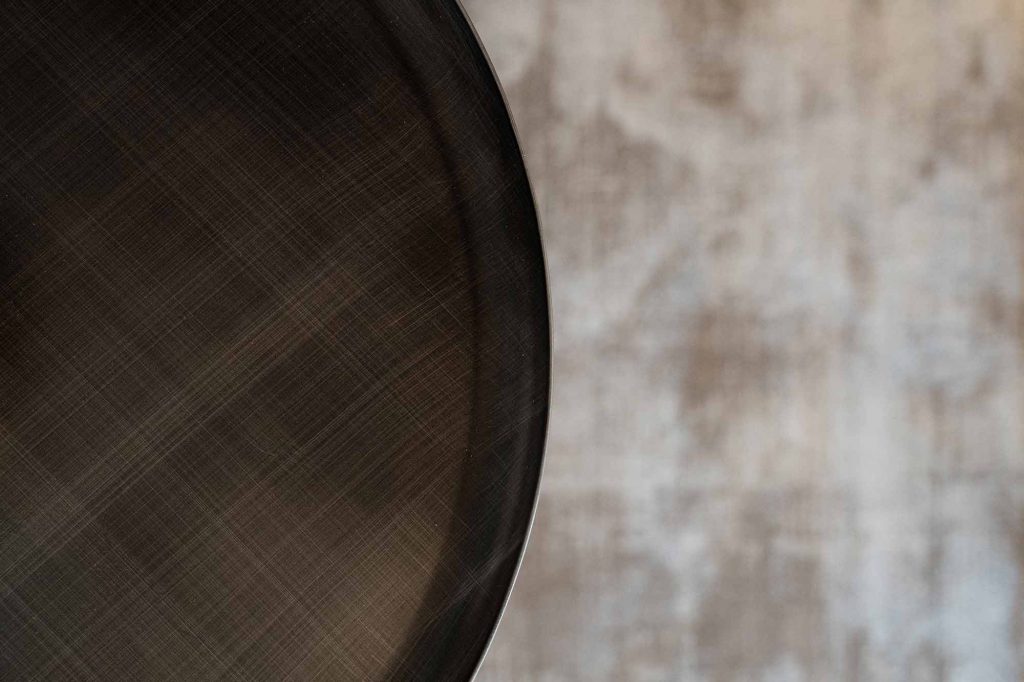 Detail eines eleganten Couchtisches in der neu gestalteten Wohnküche