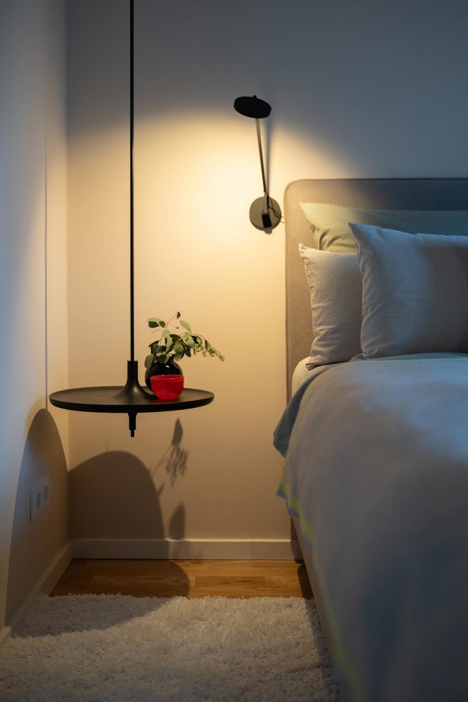 Detail des schwarzen schwebenden Nachttisches im Schlafzimmer