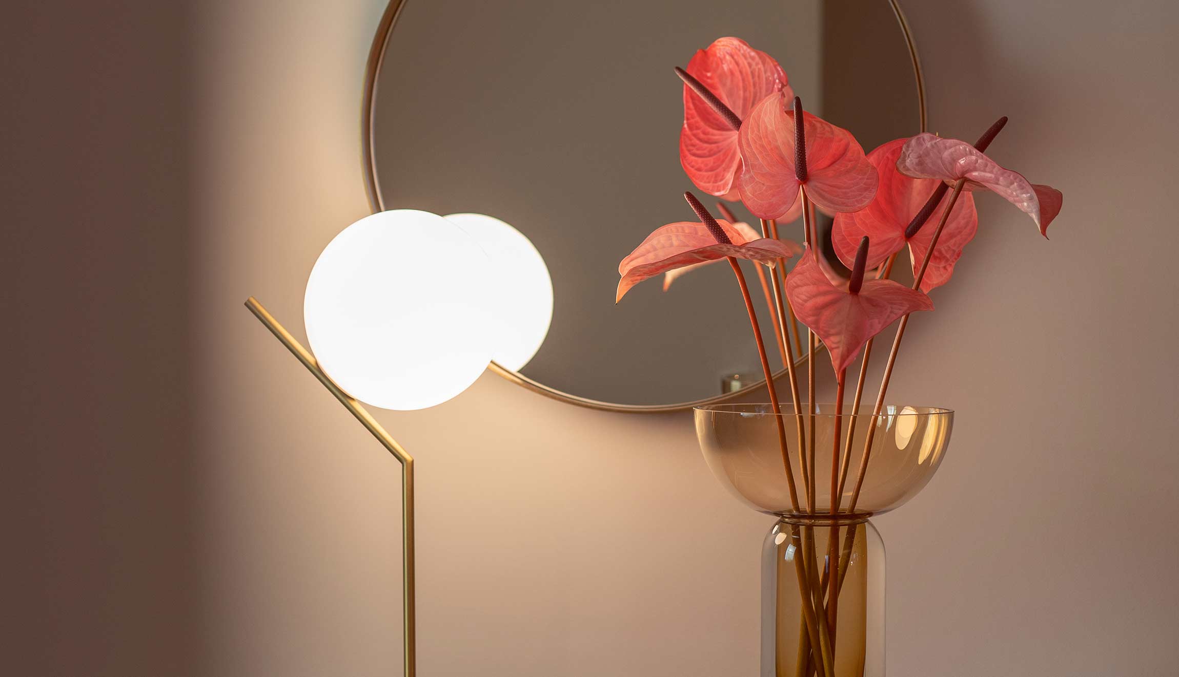 Anthuriums on an antique Biedermeier chest of drawers with a table lamp by Flos – stylish decoration by Hansen Raumgestaltung in Berlin and Brandenburg