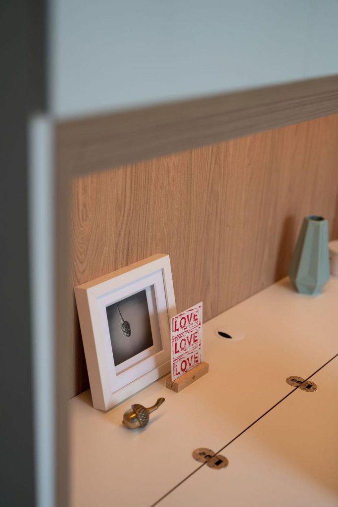 Detailansicht der Klappenscharniere und des Kabeldurchlasses im integrierten Homeoffice Arbeitsplatz