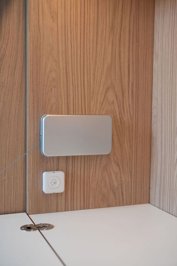 Technische Detailansicht mit Klappenlift und LED-Beleuchtung im Homeoffice Möbel